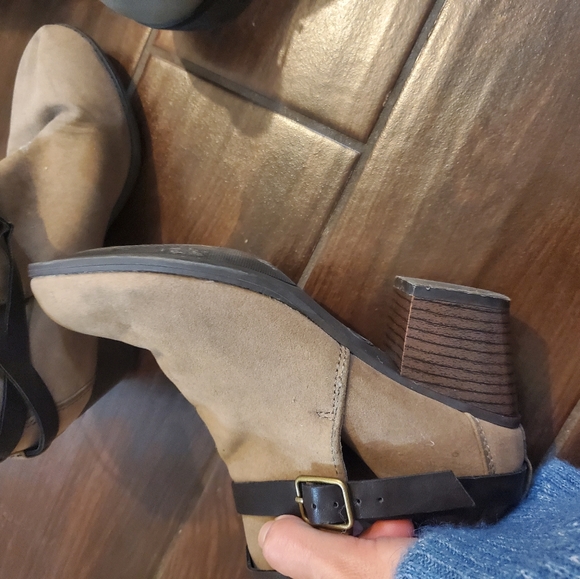 3 pairs of boots, one on right new size 6.5 , middle small heel 6.5 , le… - Picture 5 of 7